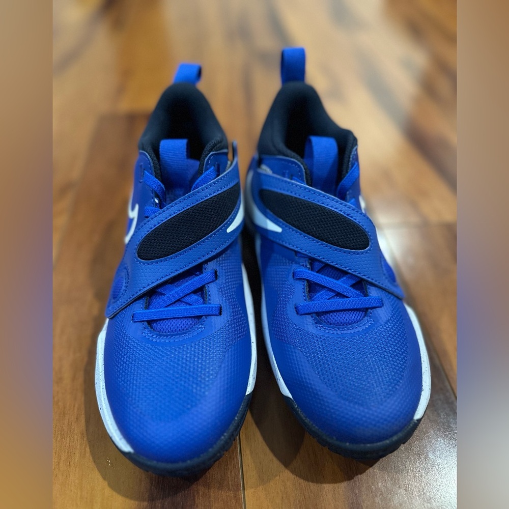Nike Team Hustle D 10 Kids Basketball Shoes – Blue/White